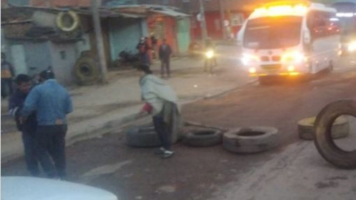 Se registran bloqueos en el sur de Bogotá por manifestaciones 10 Se registran bloqueos en el sur de Bogotá por manifestaciones Desde la madrugada de este jueves los habitantes de la localidad Ciudad Bolívar salieron a las calles a protestar y bloquearon la vía San Joaquín - Mochuelo.
