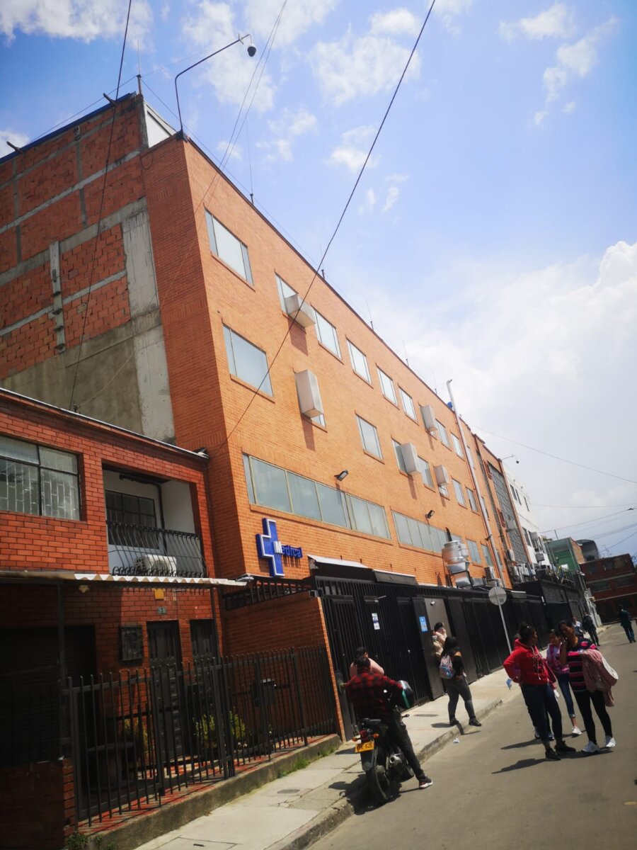 Falso enfermero mató a bala a Juan David en la Clínica Medical de Kennedy Un hecho de película se presentó en las instalaciones de la Clínica Medical de Kennedy, cuando un sujeto vestido como jefe de enfermeros ingresó a este centro de salud y logró burlar la seguridad del lugar para acabar con arma de fuego con la vida de un joven de 25 años que se encontraba hospitalizado tras salir de la UCI.
