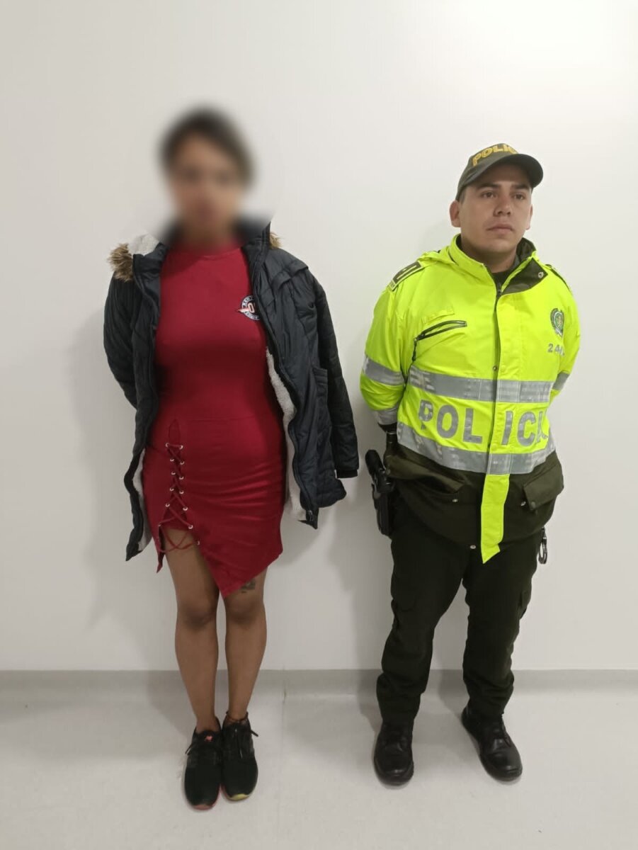 Su mujer lo mató a puñal en Kennedy En horas de la noche de este sábado, una mujer conmocionada se contactó con el CAI Britalia (de Kennedy) para notificar que su esposo agonizaba. Una vez arribaron las autoridades al lugar, se percataron de que la misma mujer que los había llamado, era la responsable de un brutal ataque a su pareja, Javier Sneider Barón, quién murió minutos después por la gravedad de las lesiones. La mujer fue capturada.