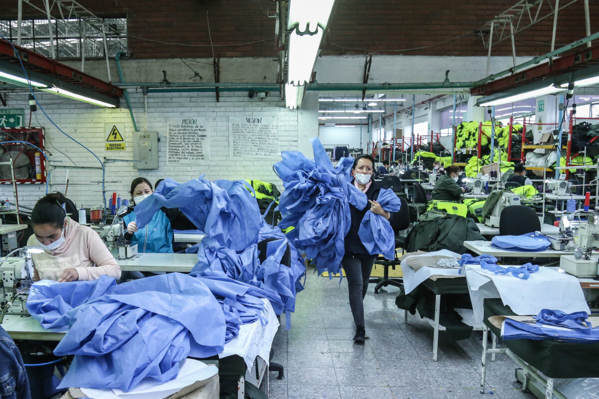 Tremendo tire y afloje por el 40% de aranceles De nuevo el sector textil y manufacturero vuelve a ser protagonista del día, pero esta vez por cuenta del anuncio que realizó el presidente Gustavo Petro al conocerse el borrador de decreto que pretendería cambiar el porcentaje que se cobra de arancel a los textiles importados. Pese a que la medida sería parcial, algunos sectores han celebrado la medida, mientras que otros consideran que se aumentaría el contrabando y la inflación.