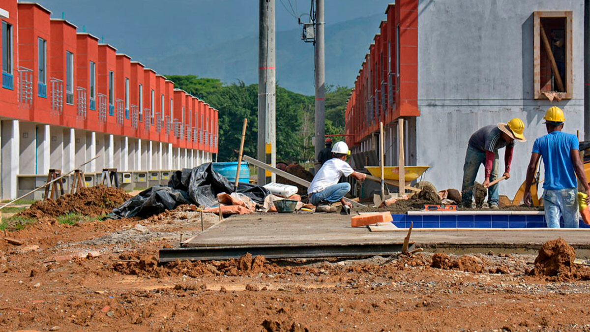 Tributaria pondría de pa’ arriba el sueño de comprar un techo Esto, según Reyes, lo único que haría es “desmotivar la inversión, porque genera incertidumbre y desconfianza, si se tiene en cuenta que la disposición a comprar vivienda, según lo indicado por Fedesarrollo (Fundación para la Educación Superior y el Desarrollo), ha venido decreciendo. Pasó de -0,5 % en septiembre de 2021 a -31,1 % en septiembre de 2022”, concluyó la presidente de la entidad.&nbsp;