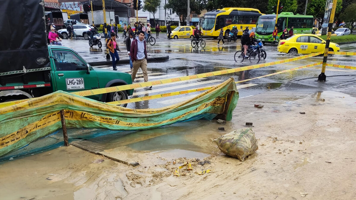 ¡Ojo! Tubo madre se volvió a romper en Suba y no hay servicio de agua Vuelve y juega. De nuevo los habitantes de la localidad de Suba se quedaron sin agua, pues el tubo madre que se había reparado hace un par de meses se volvió a romper.
