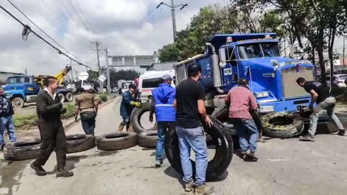 ÚLTIMA HORA: Calle 13 bloqueada por protestas A esta hora se presentan bloqueos sobre la Calle 13 por parte de trabajadores y habitantes de la localidad de Fontibón. Según se ha podido conocer, están reclamando falta de servicios.