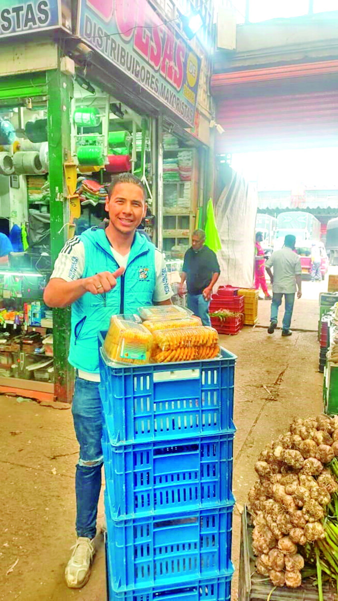 El impulso de José con quien menos tienen 2 El impulso de José con quien menos tienen En entonces decidimos hacer un ahorro de 15 días para comprar unas 20 tejas y ayudar a unas familias que de pronto por las lluvias se les hubiera dañado el techo”, cuenta José, quien además asegura que no está solo en esta bonita labor, sino que gracias a su trabajo vendiendo panes, galletas, tortas y amasijos en Corabastos ha logrado hacer amigos que también han puesto su grano de arena en plata o tiempo para hacer estas adecuaciones.
