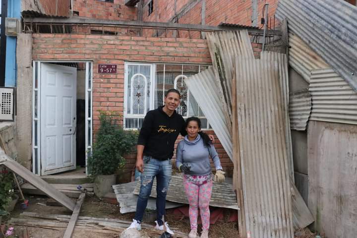 El impulso de José con quien menos tienen 1 El impulso de José con quien menos tienen En entonces decidimos hacer un ahorro de 15 días para comprar unas 20 tejas y ayudar a unas familias que de pronto por las lluvias se les hubiera dañado el techo”, cuenta José, quien además asegura que no está solo en esta bonita labor, sino que gracias a su trabajo vendiendo panes, galletas, tortas y amasijos en Corabastos ha logrado hacer amigos que también han puesto su grano de arena en plata o tiempo para hacer estas adecuaciones.