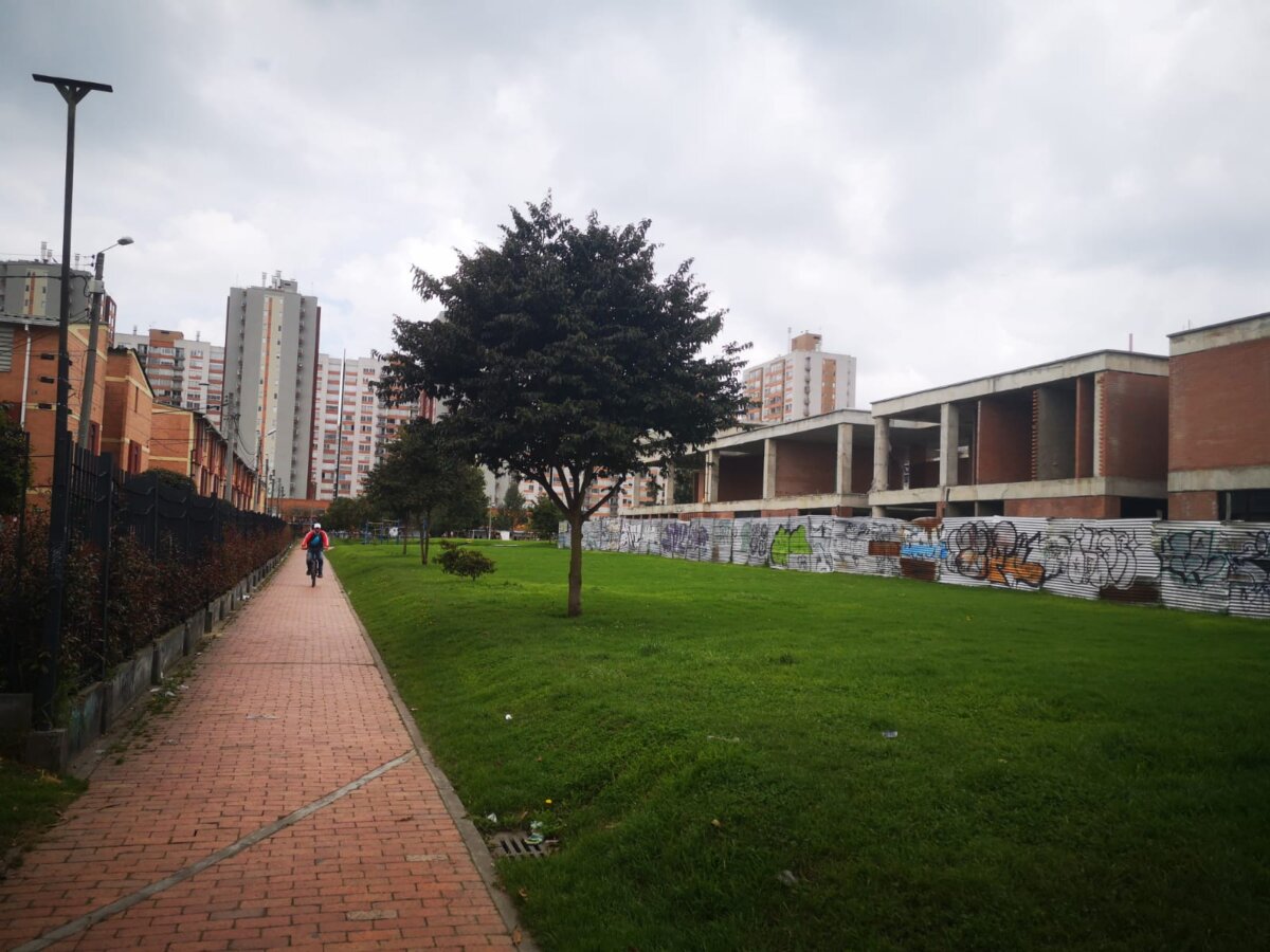 Asesinan con arma blanca a Diego en Suba 1 Asesinan con arma blanca a Diego en Suba Agitado y con el corazón a mil estaba un hombre de 32 años a quien su verdugo lo estaba persiguiendo para matarlo la tarde del sábado en el barrio Lombardía (Suba). Con las últimas fuerzas que le quedaban, este ciudadano pedía que lo ayudarán para que este criminal lo dejara tranquilo.