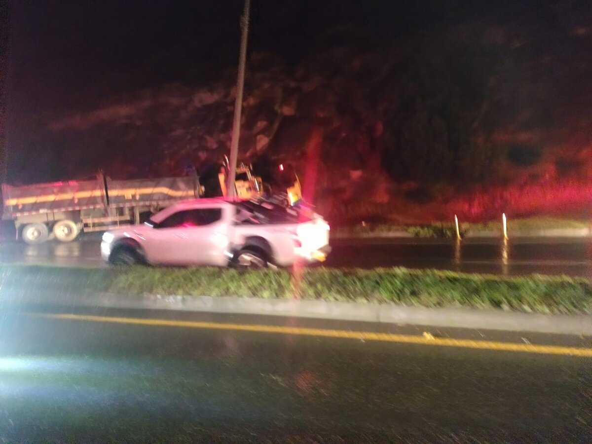 Aparatoso accidente dejó 3 muertos y 2 heridos en peaje al sur de Bogotá 2 Aparatoso accidente dejó 3 muertos y 2 heridos en peaje al sur de Bogotá Con un tremendo trancón se levantaron cientos de ciudadanos que transitan por el peaje de Chusacá, en la vía que conduce de Bogotá a Girardot, pues se registró un aparatoso accidente que involucra 3 vehículos.