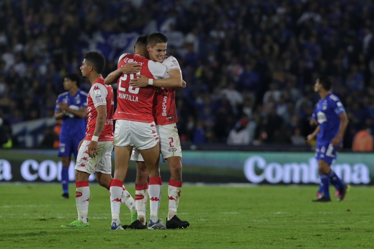 Empate en el clásico: Millos y Santa Fe, sin final 3 Empate en el clásico: Millos y Santa Fe, sin final El clásico terminó en empate (1-1) en El Campín con un tremendo partidazo en el que tanto Santa Fe como Millonarios quedaron por fuera de la final de la Liga BetPlay 2022-II.