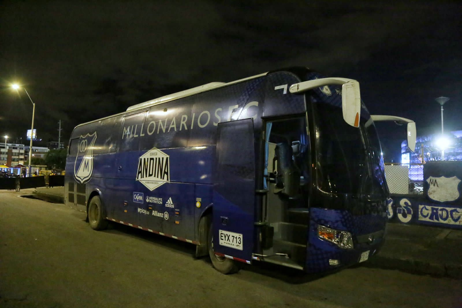 Atacan bus de Millos llegando a El Campín para el clásico 6 Atacan bus de Millos llegando a El Campín para el clásico Este miércoles 30 de noviembre, Millonarios se disputa un partido importante en el El Campín junto a Santa Fe, sin embargo, el bus que transporta a los jugadores del albiazul fue atacado.