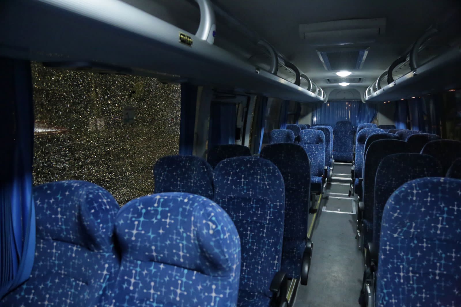 Atacan bus de Millos llegando a El Campín para el clásico 5 Atacan bus de Millos llegando a El Campín para el clásico Este miércoles 30 de noviembre, Millonarios se disputa un partido importante en el El Campín junto a Santa Fe, sin embargo, el bus que transporta a los jugadores del albiazul fue atacado.