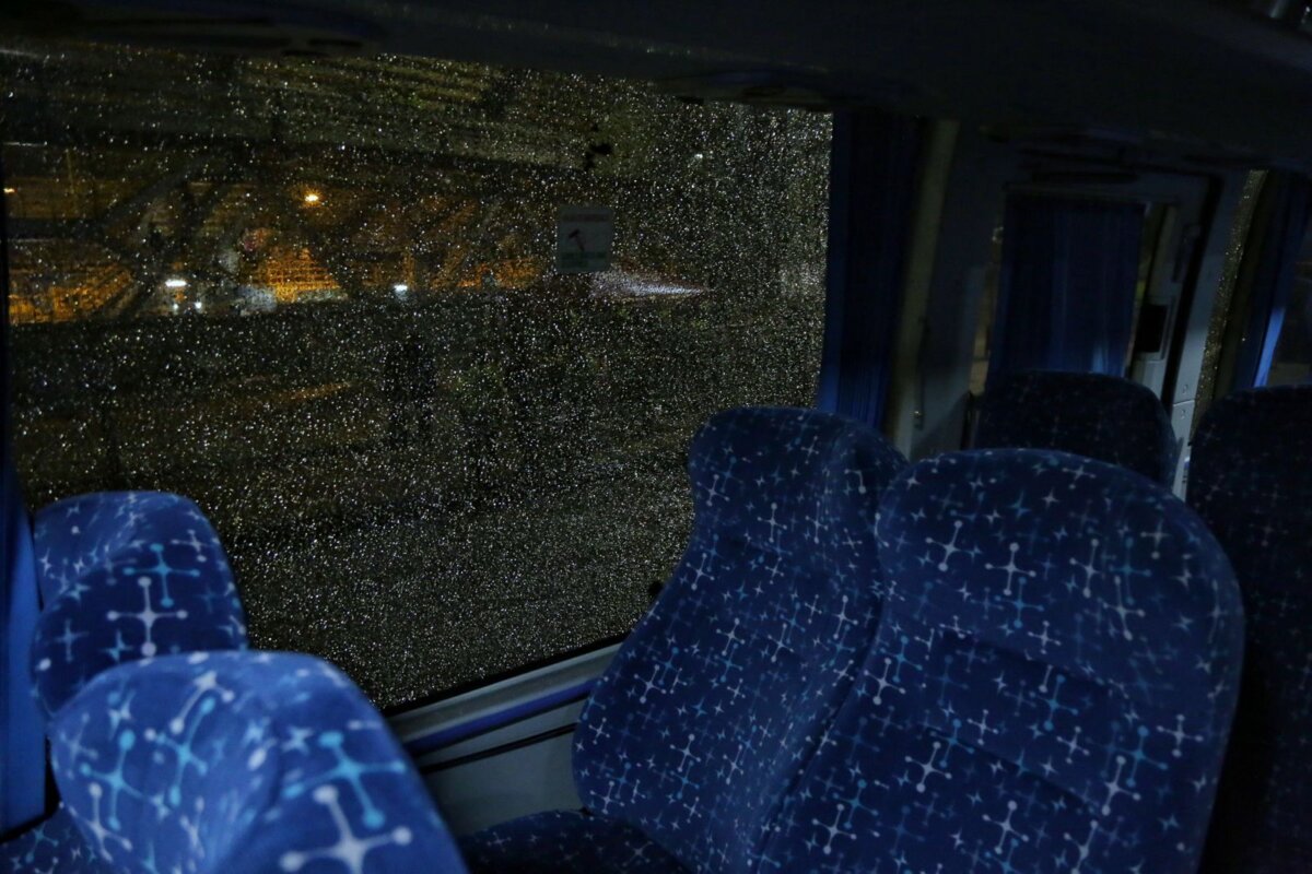Atacan bus de Millos llegando a El Campín para el clásico 2 Atacan bus de Millos llegando a El Campín para el clásico Este miércoles 30 de noviembre, Millonarios se disputa un partido importante en el El Campín junto a Santa Fe, sin embargo, el bus que transporta a los jugadores del albiazul fue atacado.