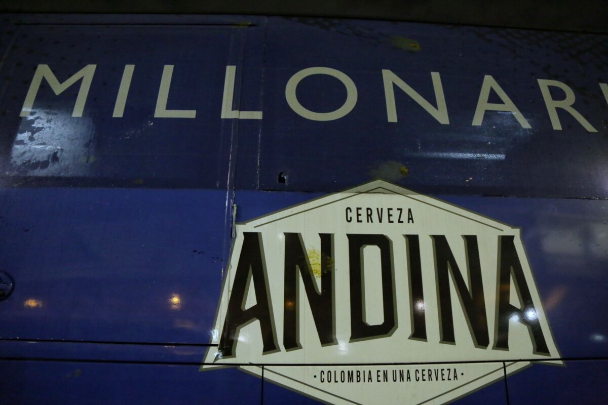 Atacan bus de Millos llegando a El Campín para el clásico 1 Atacan bus de Millos llegando a El Campín para el clásico Este miércoles 30 de noviembre, Millonarios se disputa un partido importante en el El Campín junto a Santa Fe, sin embargo, el bus que transporta a los jugadores del albiazul fue atacado.