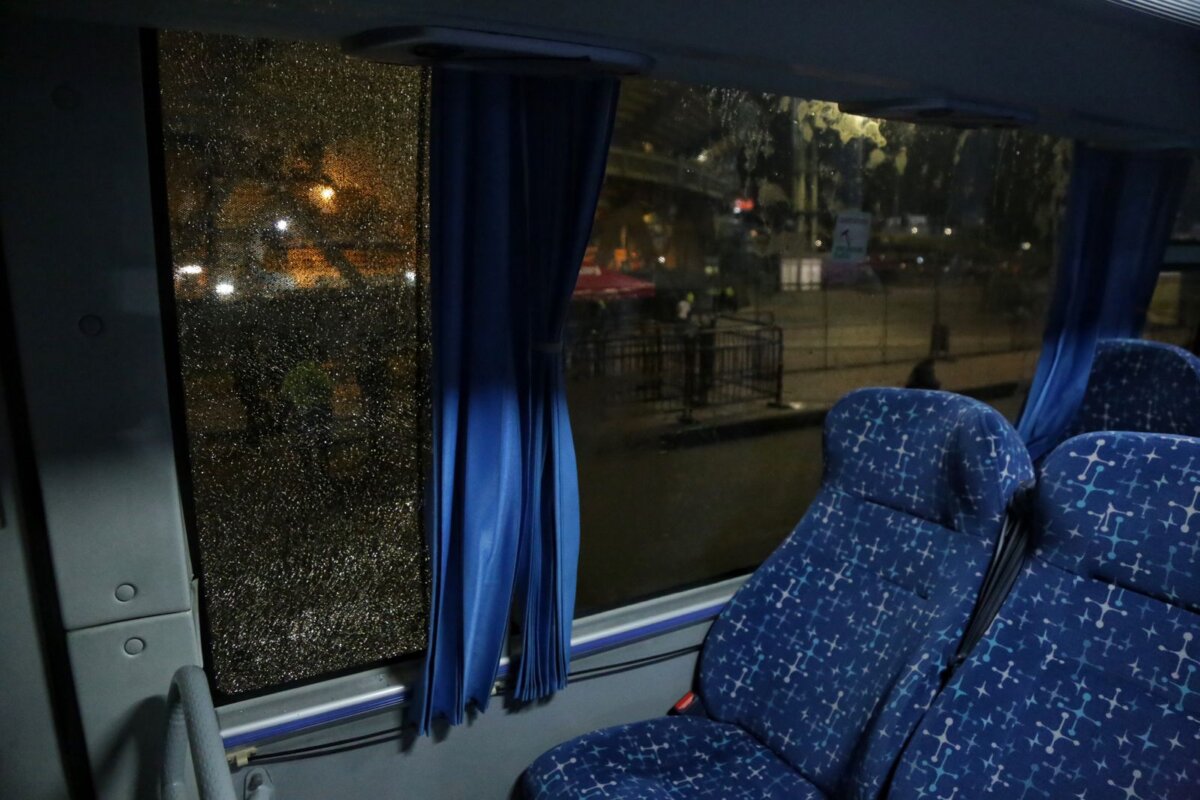 Atacan bus de Millos llegando a El Campín para el clásico 4 Atacan bus de Millos llegando a El Campín para el clásico Este miércoles 30 de noviembre, Millonarios se disputa un partido importante en el El Campín junto a Santa Fe, sin embargo, el bus que transporta a los jugadores del albiazul fue atacado.