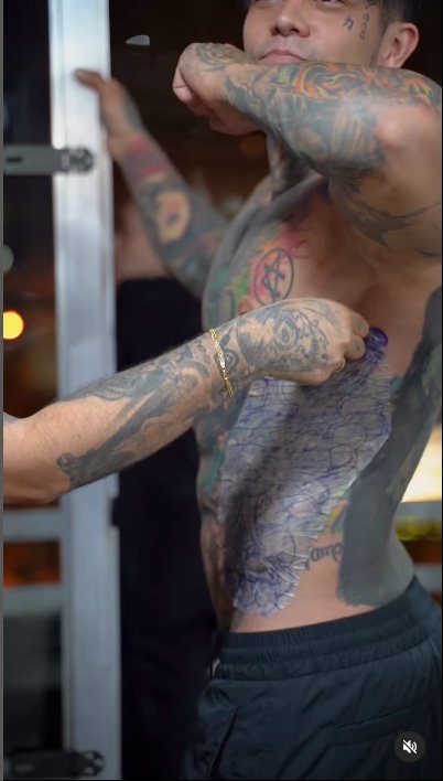 Yeferson Cossio se anestesió todo el cuerpo para tatuarse y le llueven críticas Al parecer todo lo que hace Yeferson Cossio es con la intención de volverse noticia y ser tendencia en redes sociales, o eso afirman varios de sus seguidores y detractores, quienes no pueden creer que hasta hace pocas horas todo el mundo estaba hablando de él por la pesada broma que le hizo a su hermana, para hoy, nuevamente, estar en boca de todos.