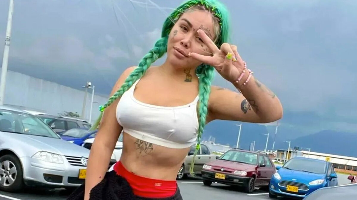 Desagradable: Yina Calderón posó en pijama y sin ropa interior Con una pijama corta y ajustada, apareció la creadora de contenido Yina Calderón en sus historias de Instagram. En la imagen se ve que la influencer intenta dejar salir su lado más sensual, pero desafortunadamente no le salió nada bien.