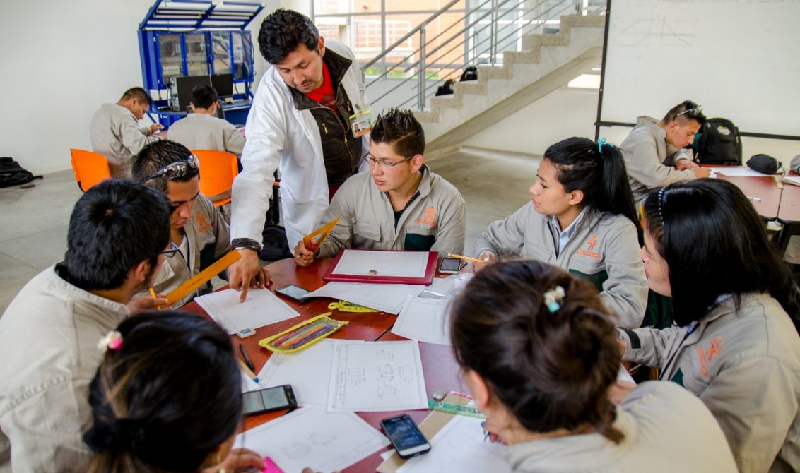 A estudiar en 2023 con el SENA 1 A estudiar en 2023 con el SENA Si este año su hijo ya sale del colegio y todavía no sabe qué quiere estudiar, entonces está a tiempo para echarle un ojito a la primera convocatoria del Sena para el 2023, la cual entregará 75.000 cupos en todo el territorio nacional para más de 350 programas técnicos, tecnólogos y profesionales.