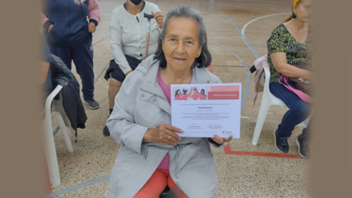 Con 82 años se vuelve una dura en el manejo de las redes sociales 6 Con 82 años se vuelve una dura en el manejo de las redes sociales Rosalba Sierra es un claro ejemplo de que querer es poder, pues con 82 años se graduó del Centro Día de Usaquén de un programa de formación en el uso de redes sociales, un tema que ha tomado bastante popularidad en los últimos años, sobre todo entre los jóvenes.