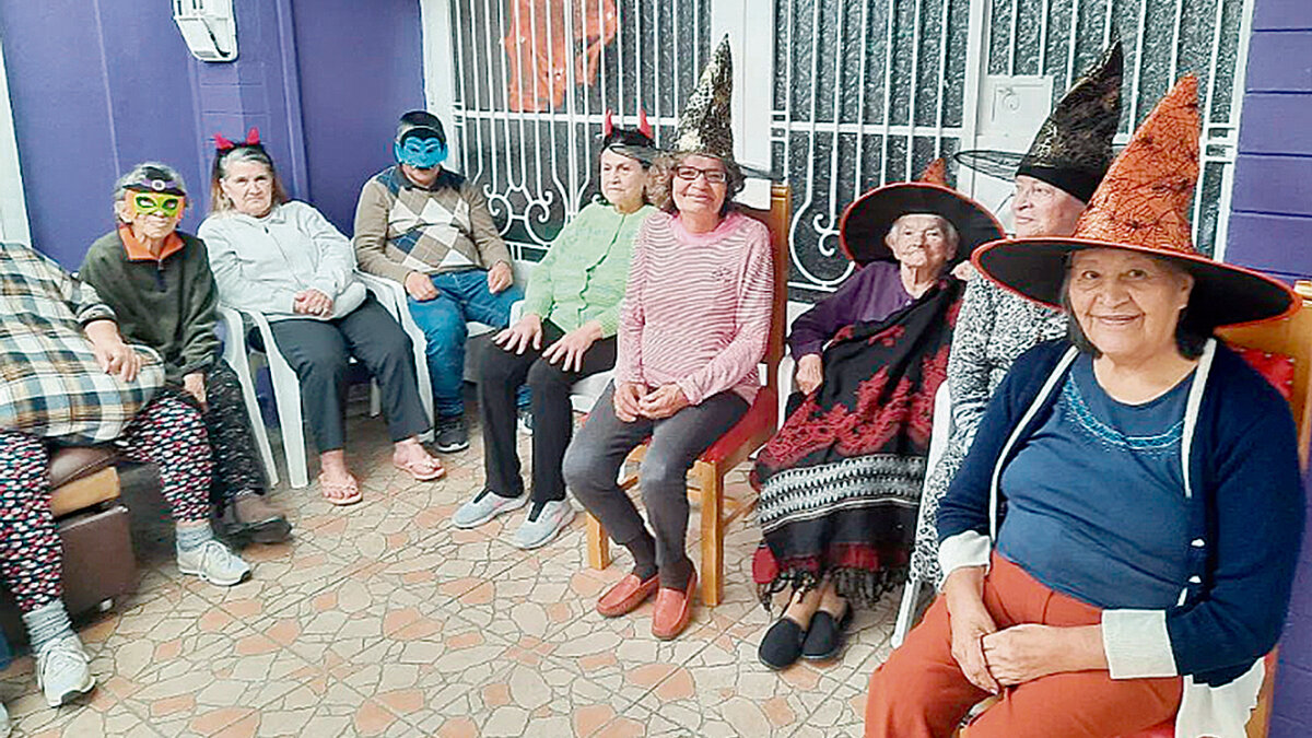 Estos abuelitos buscan recursos para Navidad La idea de poder ayudar al prójimo caló en el padre Juan Manuel Urrego, quien desde el año 2002 constituyó legalmente la Fundación Hogar de Abuelitos Fe y Luz, la cual se encarga de brindarles a un total de 25 adultos mayores, en condición de vulnerabilidad y abandono, los servicios necesarios para que no les falte un techo, las tres comidas diarias, la ropa, el aseo básico y buena compañía.
