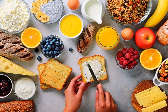 Hágale el quite a los 5 más dañinos del desayuno 2 Hágale el quite a los 5 más dañinos del desayuno Por eso la Fundación Española de la Nutrición (FEN) hizo un estudio dedicado a lo que usualmente le ponemos al cuerpo en la primer comida del día y encontró cinco tipos de alimentos que son más dañinos en horas de la mañana.
