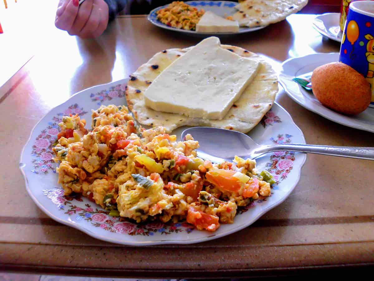 Hágale el quite a los 5 más dañinos del desayuno 1 Hágale el quite a los 5 más dañinos del desayuno Por eso la Fundación Española de la Nutrición (FEN) hizo un estudio dedicado a lo que usualmente le ponemos al cuerpo en la primer comida del día y encontró cinco tipos de alimentos que son más dañinos en horas de la mañana.