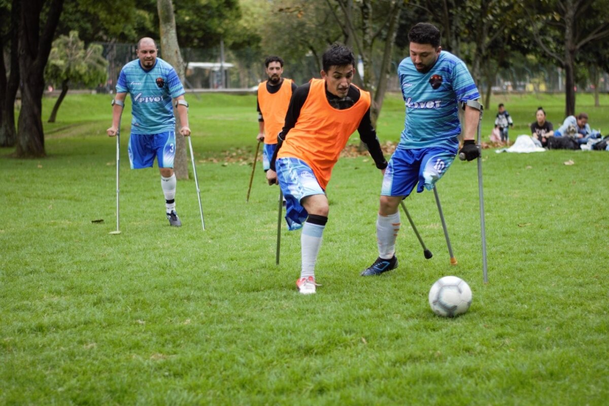 Los ‘Gladiadores’ del fútbol de Kennedy 2 Los ‘Gladiadores’ del fútbol de Kennedy Este club de fútbol se encuentra ubicado en la localidad de Kennedy, en la cancha sintética Américas Occidental, donde realizan los diferentes entrenamientos con las personas con discapacidad.