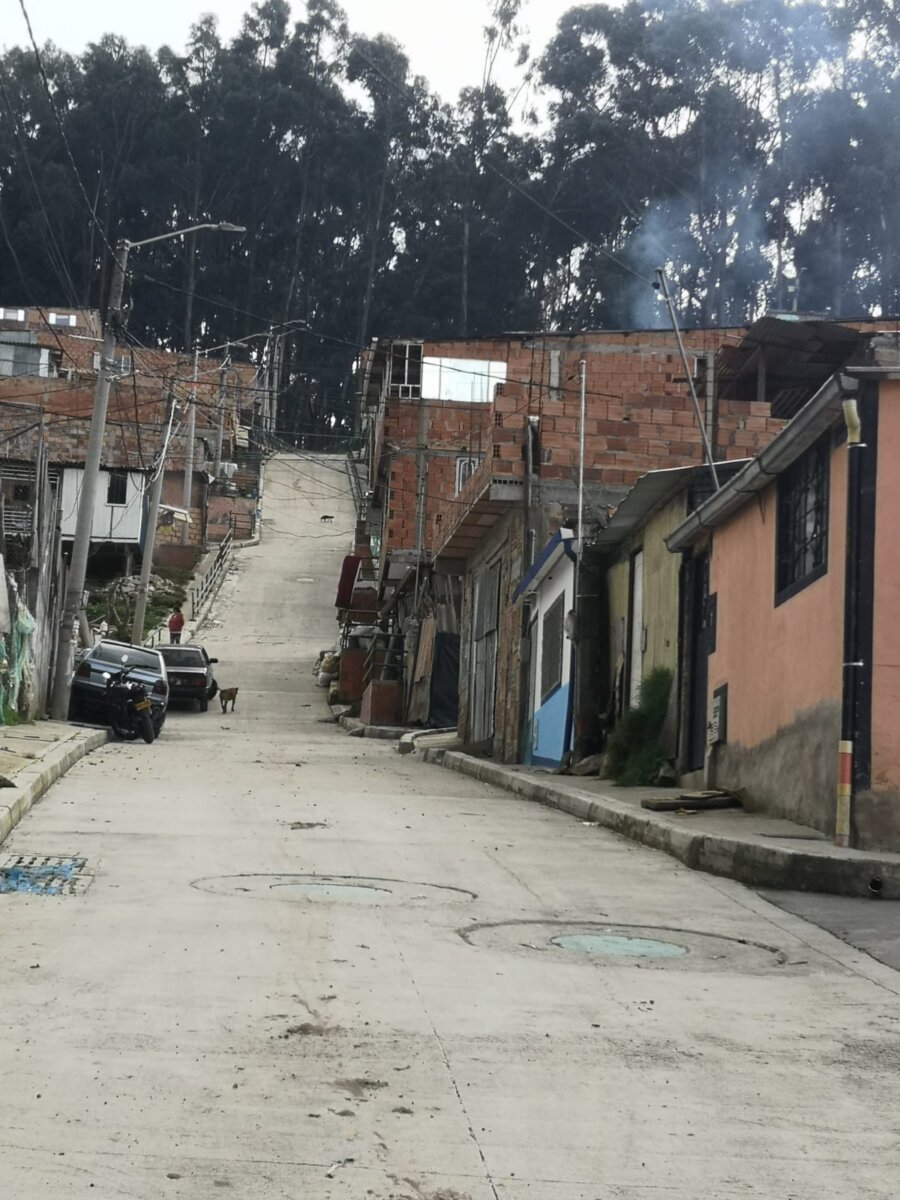 Asesinan con sevicia a conductor En medio de la oscuridad de las calles del barrio Laureles en la localidad de San Cristóbal, y con la poca luz de los bombillos que iluminaban una de las cuadras, en la noche del lunes un hombre se encontraba tendido en vía pública. Estaba empapado en sangre y batallaba con todas sus fuerzas para continuar respirando.