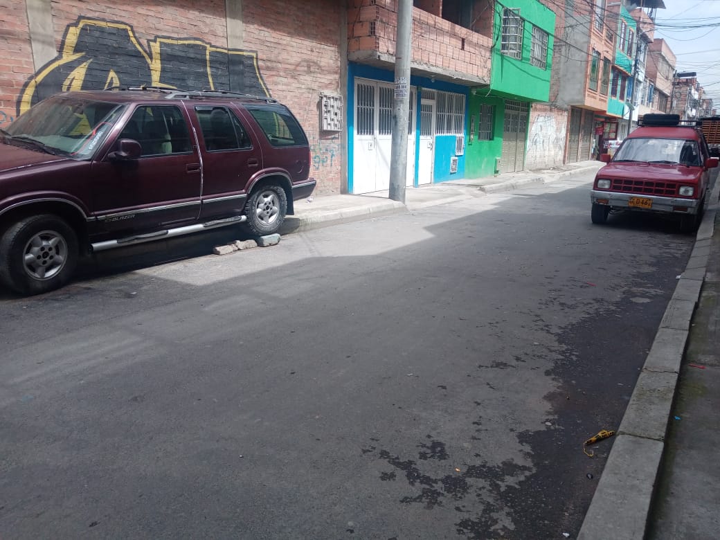 A Cristóbal lo citaron para acribillarlo en Bosa 1 A Cristóbal lo citaron para acribillarlo en Bosa Sobre las aceras de un estrecha calle ubicada en el barrio Santa Fe (Bosa) aún reposan los vidrios rotos de la botella de cerveza que llevaba un hombre de 32 años justo en el momento en que un sicario lo abordó y le propinó varios impactos de bala.