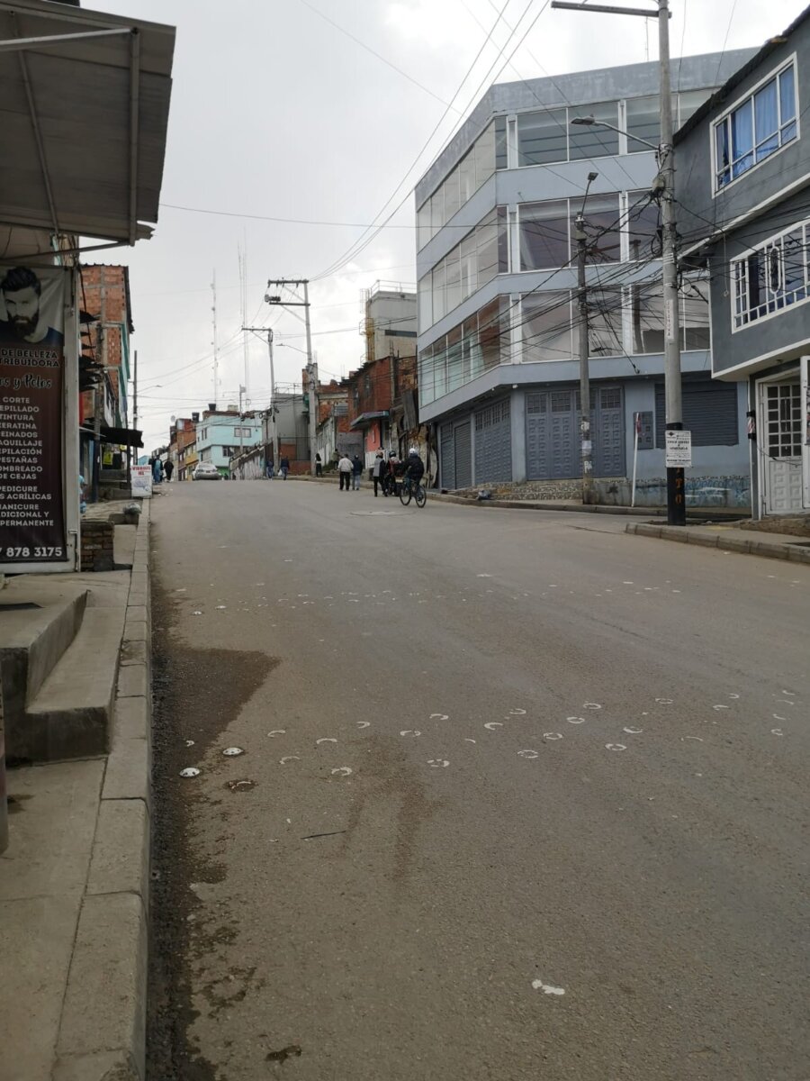 Menor de 15 años fue asesinado en Ciudad Bolívar 1 Menor de 15 años fue asesinado en Ciudad Bolívar “Eso fue a plena luz del día, ya ni siquiera esperan la oscuridad para hacer el mal. Yo estaba acá en el local atendiendo normalmente cuando escuché un despelote en la calle, había gente gritando y pidiendo auxilio. Lo primero que pensé es que se trataba de un accidente, pero cuando salí fue que vi al muchacho ahí tirado, yo me asusté mucho y lo que hice fue ayudar a conseguir un carro para que se lo llevaran mientras la novia y los amigos que llegaron lo auxiliaban con torniquetes para frenar la hemorragia de las puñaladas”, le contó ayer a Q'HUBO una tendera del barrio Santo Domingo, en Ciudad Bolívar, en cuyas calles un menor de apenas 15 años fue atacado con arma blanca y dada la gravedad de las heridas falleció en un hospital cercano momentos después de ser abordado por su verdugo.