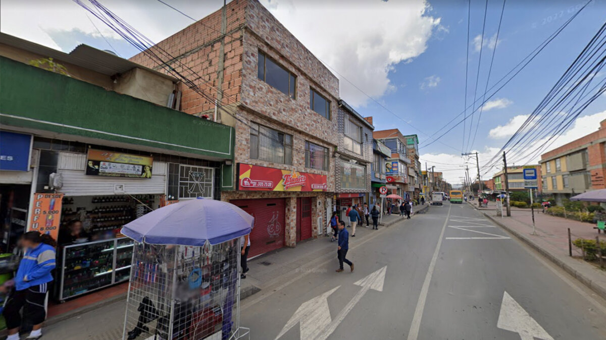 Doble homicidio en un bar de Bosa El horror se desató en un local donde varias personas departían, al calor de unas cervezas, la noche de este viernes. En medio de la jornada se formó una riña entre varias personas que allí departían y en medio de la gresca, un sujeto, pistola en mano, la emprendió a disparos contra varias de las personas que allí se encontraban.
