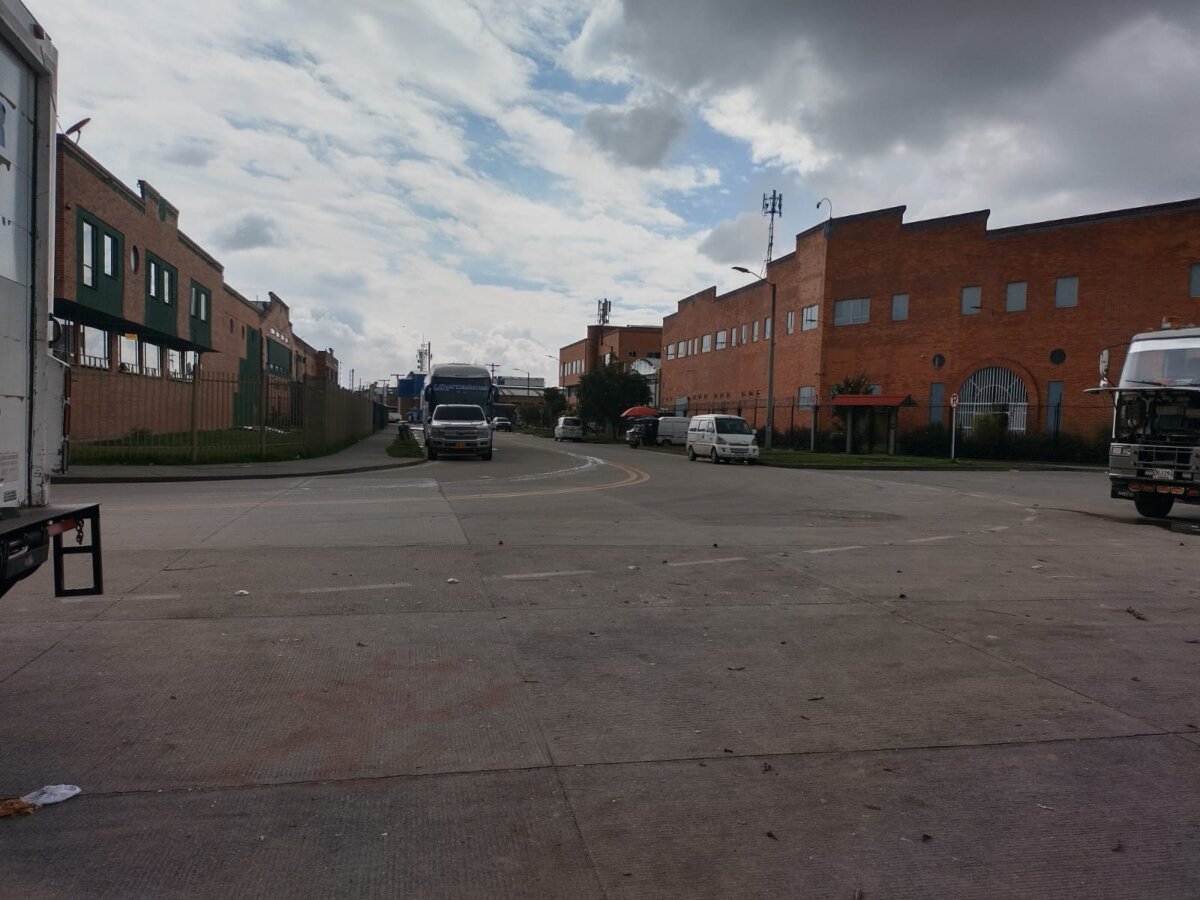 Sicariato en el parque industrial de Fontibón 1 Sicariato en el parque industrial de Fontibón En la bastedad urbana del Parque Industrial de Fontibón, un joven de 23 años fue asesinado por dos sujetos que se movilizaban en una motocicleta. Después de un breve diálogo los señalados, aún sin identificar, le dispararon al muchacho en la cabeza, ocasionándole la muerte de manera inmediata.