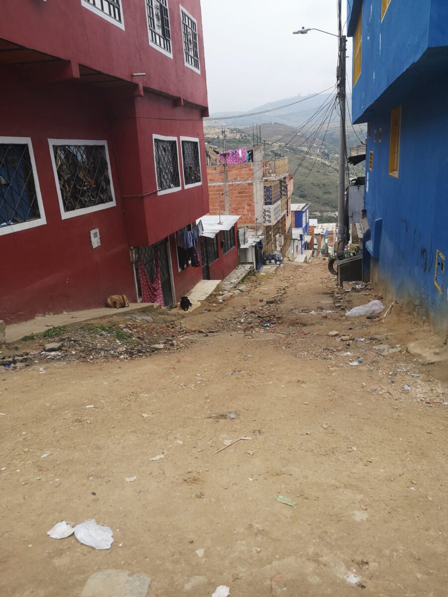 Misteriosa muerte en Los Robles 1 Misteriosa muerte en Los Robles Tras la muerte a bala de un hombre a plena luz del día del domingo en el barrio Los Robles, del vecino municipio de Soacha, los vecinos parecen haber hecho un pacto de silencio. Y es que no es para menos, pues los asesinos lograron escapar.