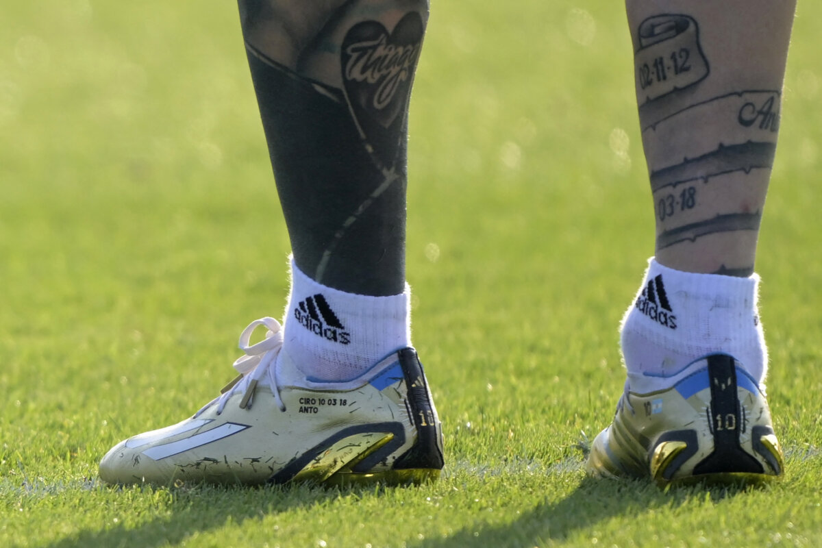“Me siento muy bien físicamente”, Messi habló sobre su debut en el Mundial Sin embargo, las alarmas se encendieron en los últimos días por el estado de salud de Lionel Messi, que entrenó diferenciado del restos de sus compañero en un par de prácticas de la selección que es dirigida por Lionel Scaloni.