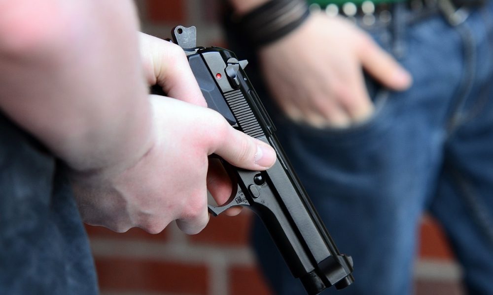 Violento ataque a bala en Madrid, Cundinamarca Siendo las 5:30 de la madrugada de ayer las autoridades del CAI Sosiego fueron alertadas de que en el barrio San Carlos se habían escuchado varios disparos, a lo cual los agentes atendieron de inmediato al llamado. Al llegar ya no había nada qué hacer, un hombre fue asesinado y de su verdugo no quedaba rastro alguno.&nbsp;
