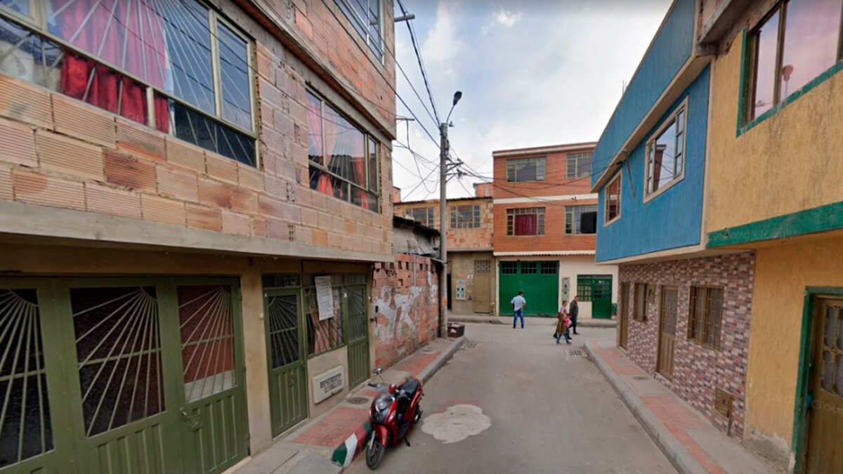 Ataque sicarial deja un muerto en Mosquera Un nuevo caso de homicidio en el municipio de Mosquera (Cundinamarca) tiene bajo alerta a las autoridades. El pasado sábado, en la noche, en hechos que no han sido esclarecidos por las autoridades, un joven de 26 años fue asesinado en vía pública, luego de ser abordado por sujetos armados. Abrieron fuego contra él y su hermano cuando caminaban por el lugar.