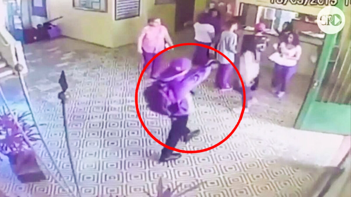 Adolescente protagonizó tiroteo en dos escuelas y dejó 3 muertos 1 Adolescente protagonizó tiroteo en dos escuelas y dejó 3 muertos ¡Horror en Brasil! Un adolescente propició un tiroteo en dos colegios al interior del país. Los hechos se presentaron en el municipio de Aracruz, donde un menor de edad irrumpió en dos colegios para dispararle a quienes se le atravesaran. Hasta el momento se registran tres víctimas fatales.