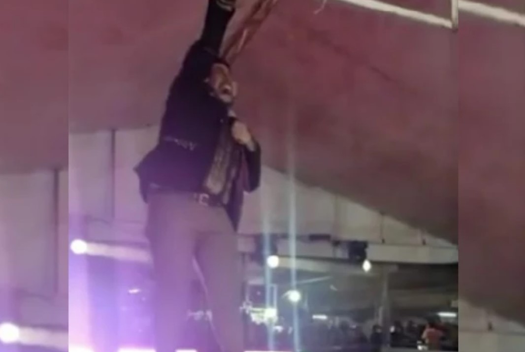 Impresionante: cantante se electrocutó en pleno concierto Un terrible momento vivió un cantante en plena tarina cuando de un momento a otro tras tocar la carpa sufrió una descarga eléctrica.