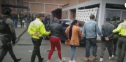 Capturan a 'Los Diablitos', banda que se dedicaba a la venta de drogas en Soacha Duro golpe a la criminalidad, en las últimas horas fue desarticulada una banda que se dedicaba a la venta de drogas en el municipio de Soacha. La Policía logró la captura de cuatro personas, señaladas de distribuir sustancias psicoactivas en bares, colegios y parques.