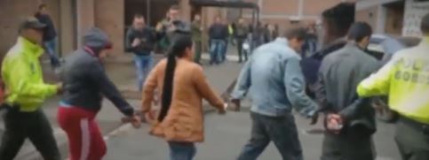 Capturan a 'Los Diablitos', banda que se dedicaba a la venta de drogas en Soacha Duro golpe a la criminalidad, en las últimas horas fue desarticulada una banda que se dedicaba a la venta de drogas en el municipio de Soacha. La Policía logró la captura de cuatro personas, señaladas de distribuir sustancias psicoactivas en bares, colegios y parques.