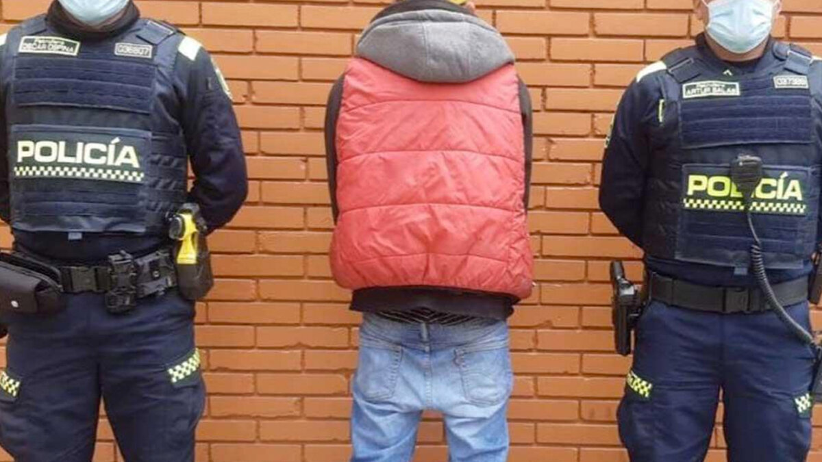 Tras las rejas el hombre que mató a su pareja con el cable de un cargador La Fiscalía informó que el hombre identificado como Luis Alfredo Morales Arias, fue condenado a 32 años, 9 meses y 22 días de prisión por el delito de feminicidio agravado, pues este sujeto asfixió con el cable del cargador de su celular a su compañera permanente de 33 años.