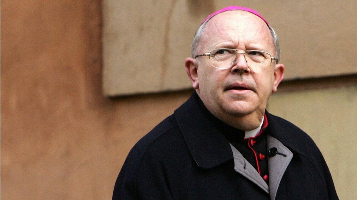 Cardenal confesó haber violado a una menor y será investigado 1 Cardenal confesó haber violado a una menor y será investigado La justicia francesa abrió una investigación a un cardenal que reconoció el lunes haber tenido un comportamiento "reprobable" con una menor de edad hace 35 años, indicó este martes la fiscalía de Marsella.