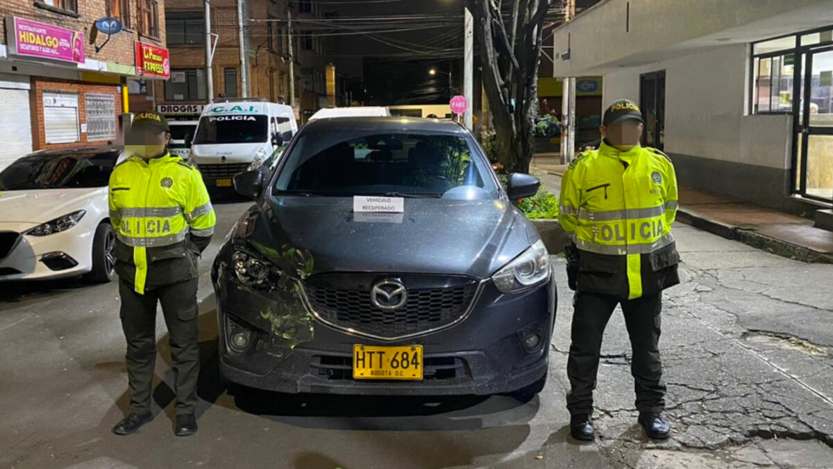 Pillos se intentaron robar una camioneta y terminaron contra un SITP Tres peligrosos gatilleros llegaron hasta una calle de la localidad de Puente Aranda e intimidaron a un hombre que se encontraba parqueando su camioneta en el garaje de su casa. Minutos después, los bandidos se salieron con la suya y lo despojaron de su vehículo, emprendieron la huida, pero no contaban con que las autoridades serían avisadas de manera oportuna e iniciarían un operativo para dar con su paradero.