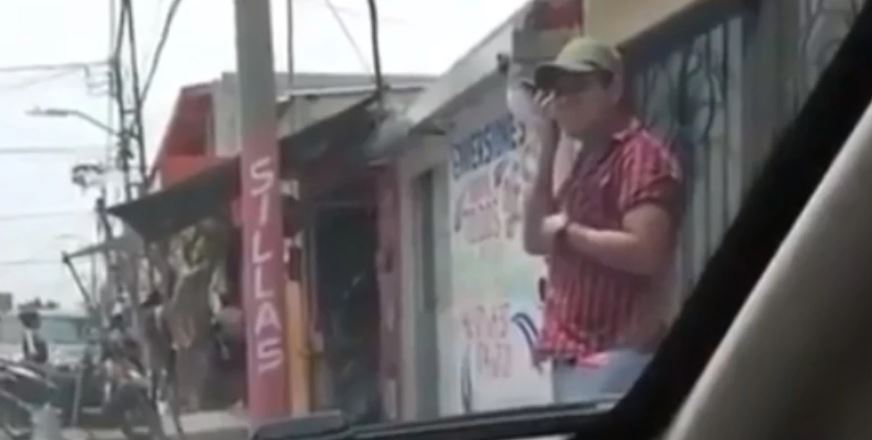 VIDEO: olvidó quitar el bluetooth del carro y su esposa lo pilló hablando con la moza En video quedó grabado cómo un hombre se dejó pillar que tenía moza. El sujeto, por despistado, no se percató que tenía conectado el celular al bluetooth del carro y al colocar un menaje que le había enviado la otra, su esposa escuchó todo.