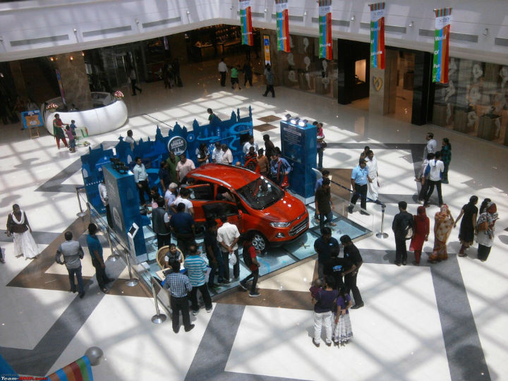 Pille cómo meten los carros a los centros comerciales Las personas que hemos visitado centros comerciales y pasamos por los carros que ponen en los pasillos como exhibición, siempre nos hemos preguntado cómo hacen para llegar allí, quién los traslada y por dónde los entran.