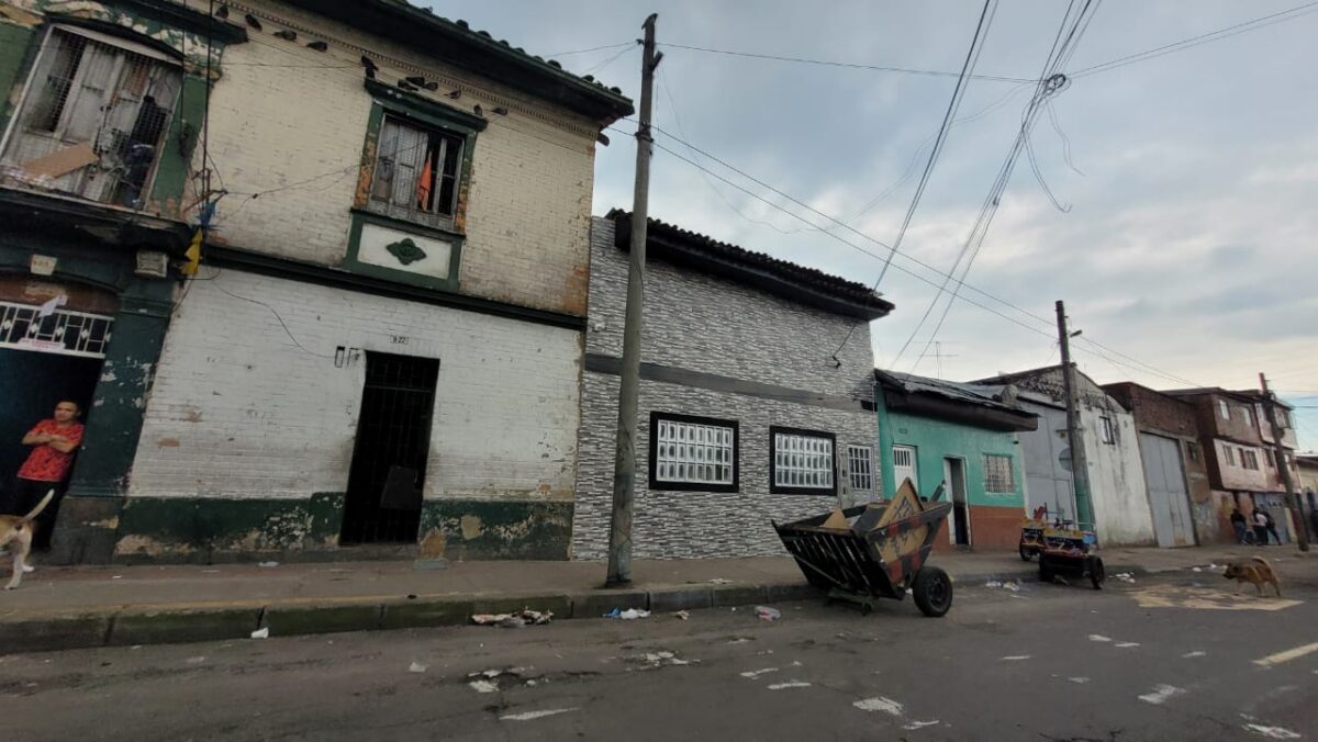 Fatal pelea de pareja en Las Cruces 1 Fatal pelea de pareja en Las Cruces Una pareja que residía en el inmueble empezó la discusión, que terminaría en la muerte de una de las partes. Si bien no sabe con exactitud cómo se dieron los hechos, dado que el enfrentamiento ocurrió en el espacio privado de la pareja, lo cierto es que varios gritos y subidas de voz precedieron al momento en que la mujer, cegada por la ira, le clavó un cuchillo al hombre en el pecho. El agonizante hombre quedó tendido en el mismo punto donde fue atacado, mientras la mujer entendía lo que acababa de cometer.