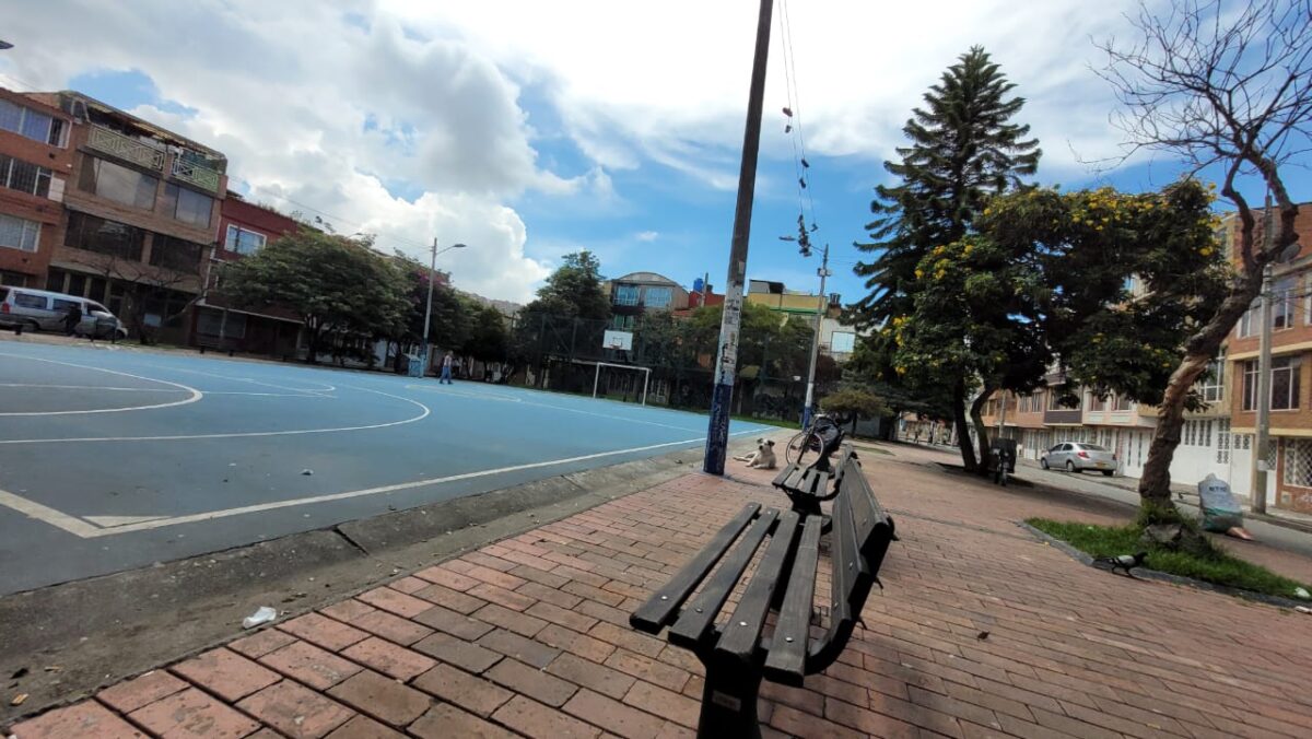 Partido de micro terminó en tragedia en Ciudad Bolívar Un partido de microfútbol que se jugaba la noche del viernes en el barrio La Estancia, en Ciudad Bolívar, terminó en un inesperado y sangriento caso de sicariato. Un hombre de 45 años fue asesinado frente a decenas de testigos que se reunieron a propósito de la jornada deportiva y tuvieron que atestiguar el despiadado momento en que el verdugo abordó a su víctima y, sin aspaviento, haló el gatillo.