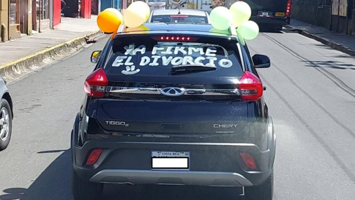 Hombre se hace viral tras celebrar su divorcio Divorciarse uno pensaría que es un momento difícil para las personas, es un duelo que quizás no muchos quieran pasar. La cuestión es que no todas las personas somos iguales, y para muestra de ello es un hombre que no ocultó su felicidad tras haber firmado los papeles de su separación.
