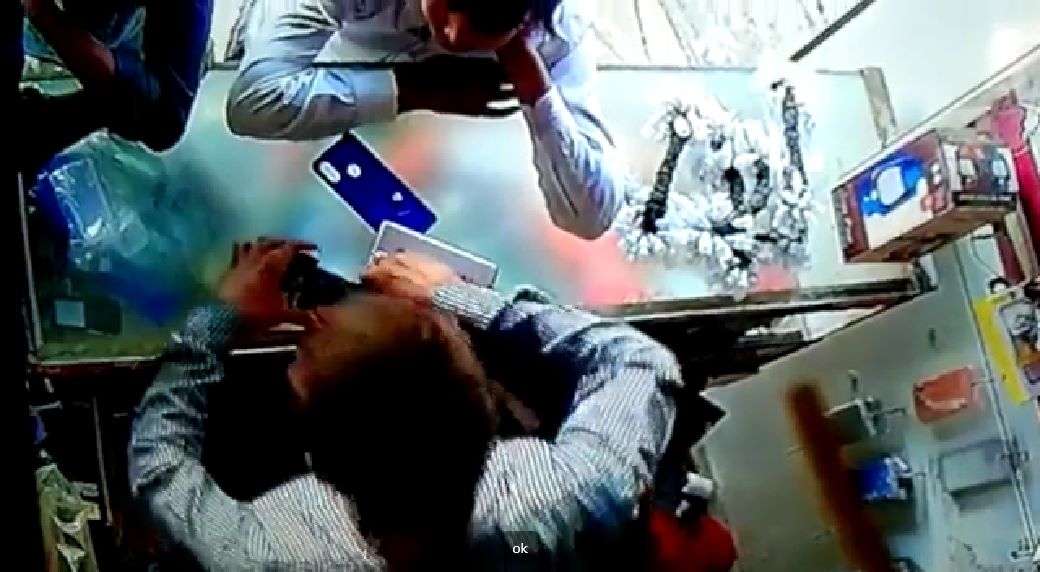 En video: Se le estalló celular en la cara mientras lo reparaba 1 En video: Se le estalló celular en la cara mientras lo reparaba Casos de celulares que se estallan de un momento a otro son más comunes de lo que las personas creen. Es por ello que los expertos siempre recomiendan mantener una serie de precauciones para evitar cualquier accidente con estos aparatos tecnológicos.
