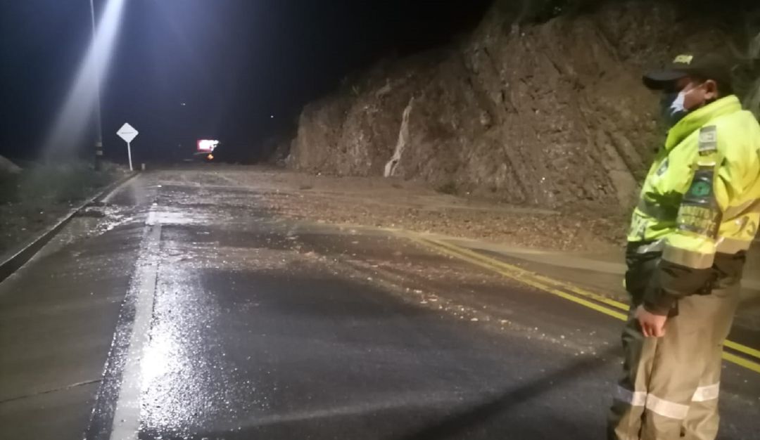 El invierno no da tregua, estás son las vías afectadas en el país 1 El invierno no da tregua, estás son las vías afectadas en el país La intensidad del invierno sigue afectando las vías del país. En las últimas horas la vía que comunica a Bogotá con Choachí fue cerrada preventivamente por el desprendimiento de roca.
