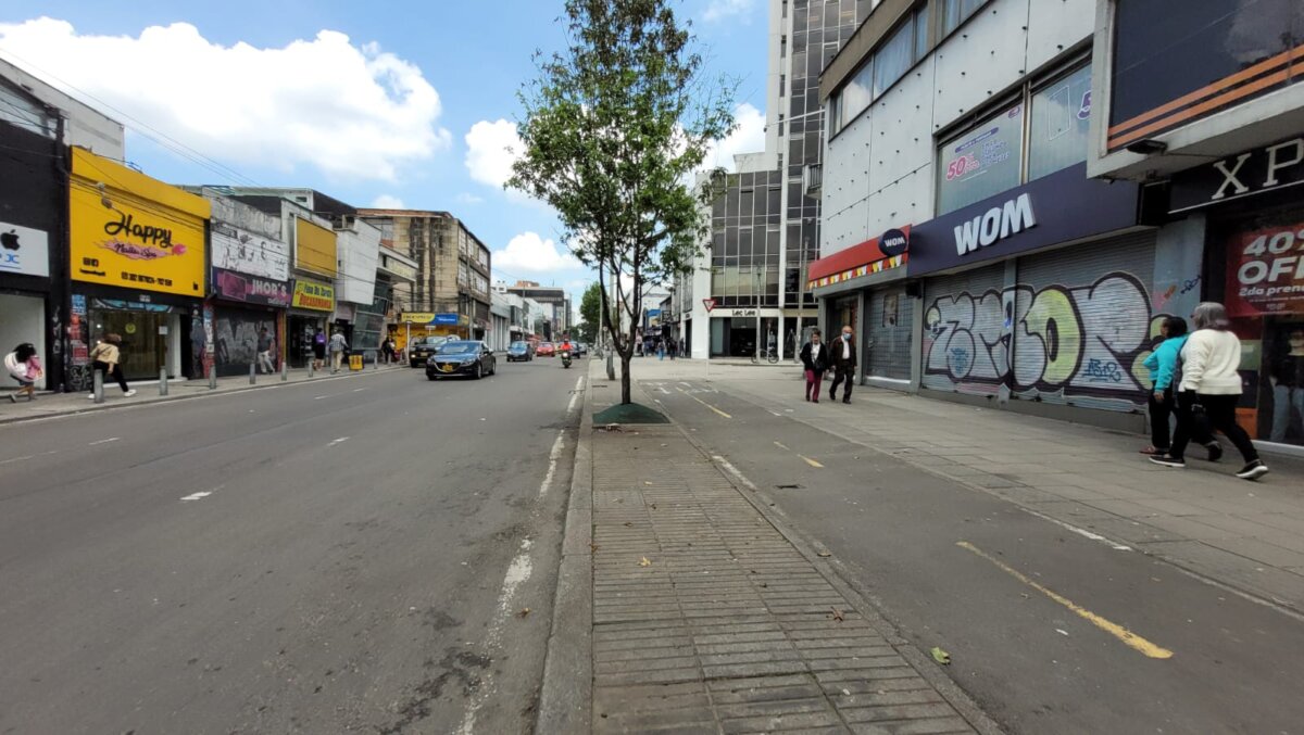Homicidio de madrugada en Chapinero En una de las zonas más concurridas de rumba de la localidad de Chapinero este fin de semana ocurrió un hecho sicarial. Un hombre que salió de uno de los bares de la zona, fue atacado mientras esperaba la comida que previamente había ordenado en uno de los puestos ambulantes que se ubican sobre la Carrera 13, a la altura de la Calle 59. Un certero disparo en la cabeza lo mató en el acto. Entre tanto, el agresor escapó camino a la Avenida Caracas. Esta es la historia.