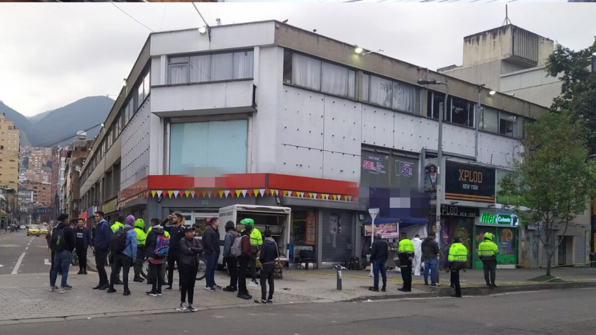 Homicidio de madrugada en Chapinero 1 Homicidio de madrugada en Chapinero En una de las zonas más concurridas de rumba de la localidad de Chapinero este fin de semana ocurrió un hecho sicarial. Un hombre que salió de uno de los bares de la zona, fue atacado mientras esperaba la comida que previamente había ordenado en uno de los puestos ambulantes que se ubican sobre la Carrera 13, a la altura de la Calle 59. Un certero disparo en la cabeza lo mató en el acto. Entre tanto, el agresor escapó camino a la Avenida Caracas. Esta es la historia.